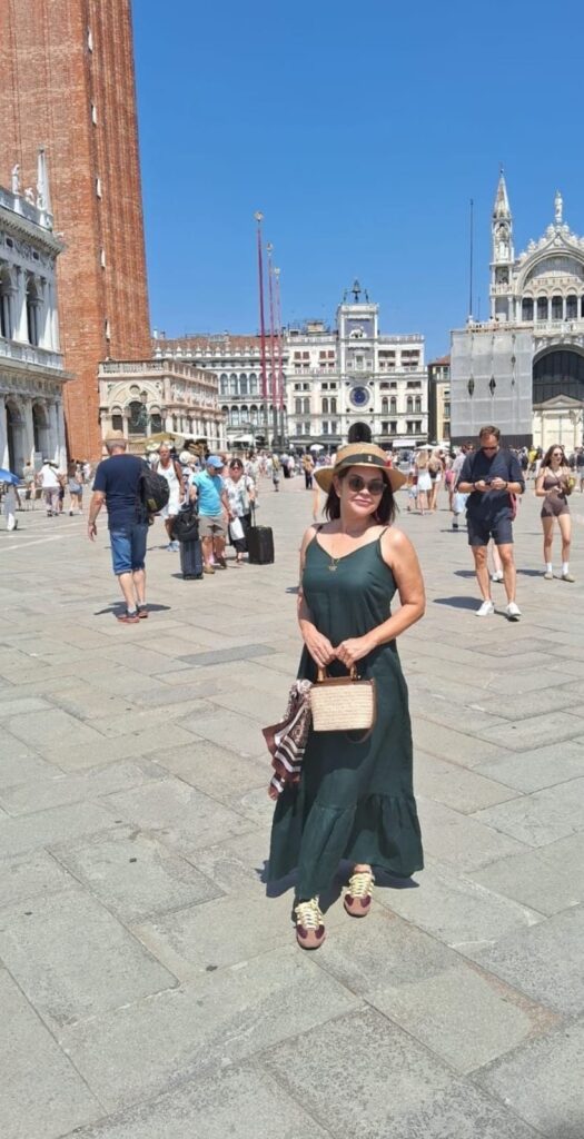 Cliente da Denise Xavier em viagem, look montado com a Mala Inteligente