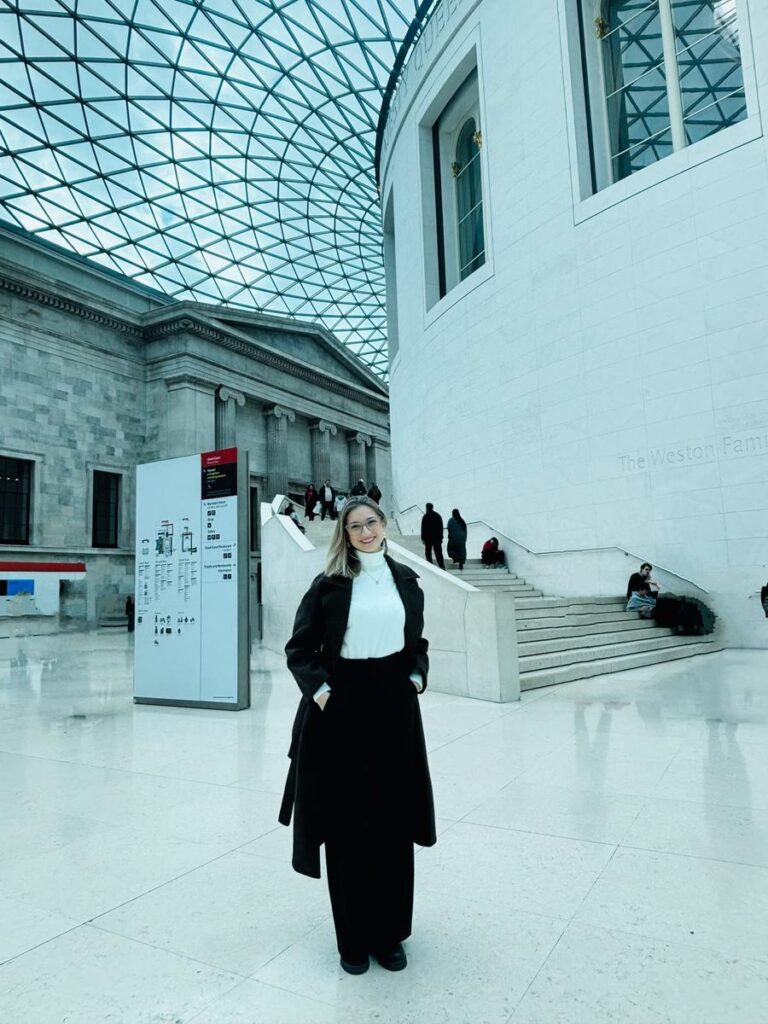 Cliente da Denise Xavier em viagem, look montado com a Mala Inteligente