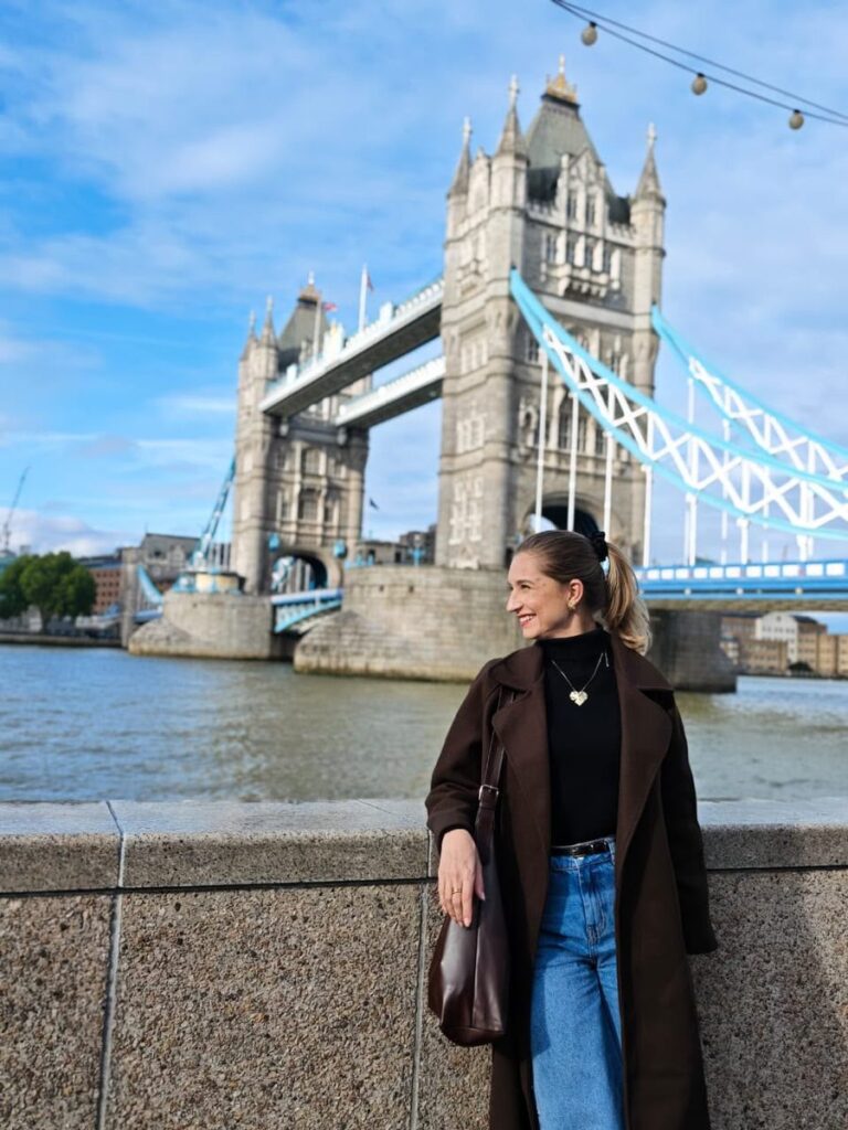 Cliente da Denise Xavier em viagem, look montado com a Mala Inteligente