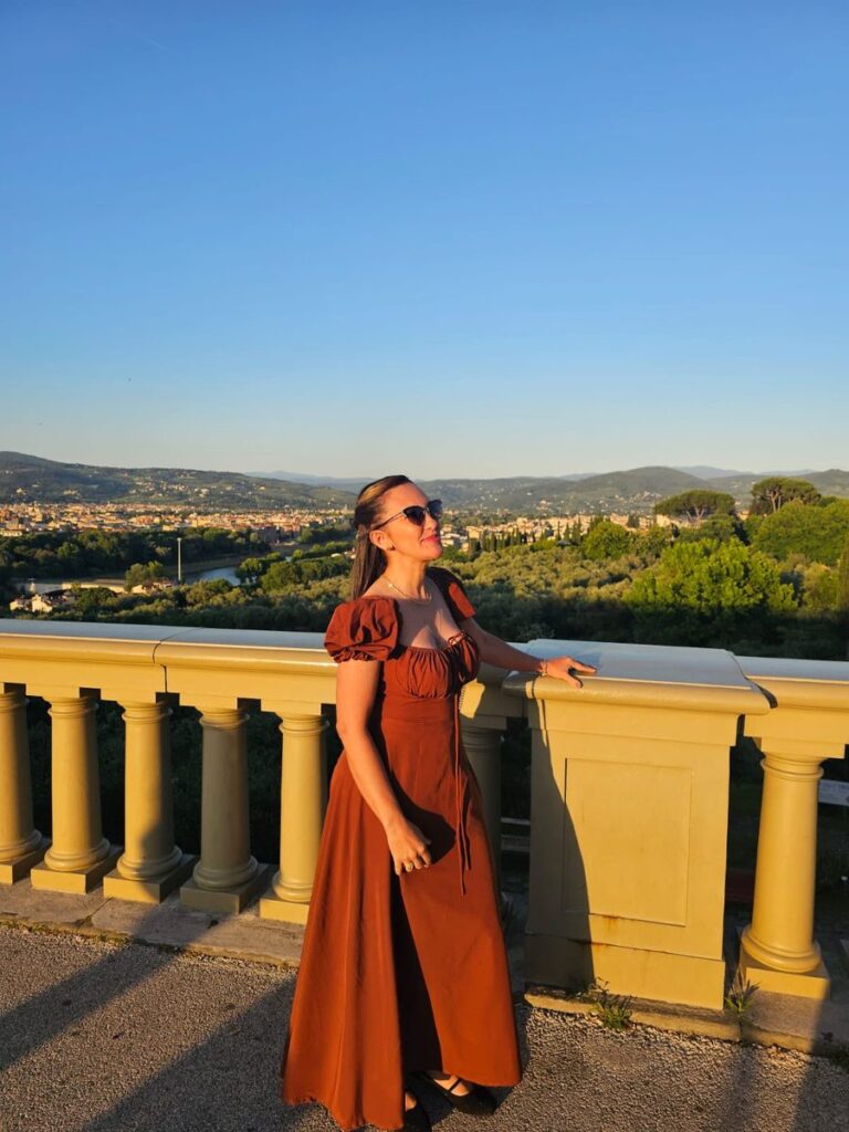 Cliente da Denise Xavier em viagem, look montado com a Mala Inteligente
