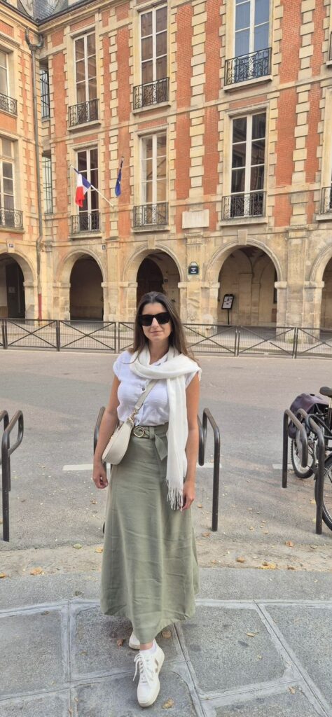 Cliente da Denise Xavier em viagem, look montado com a Mala Inteligente