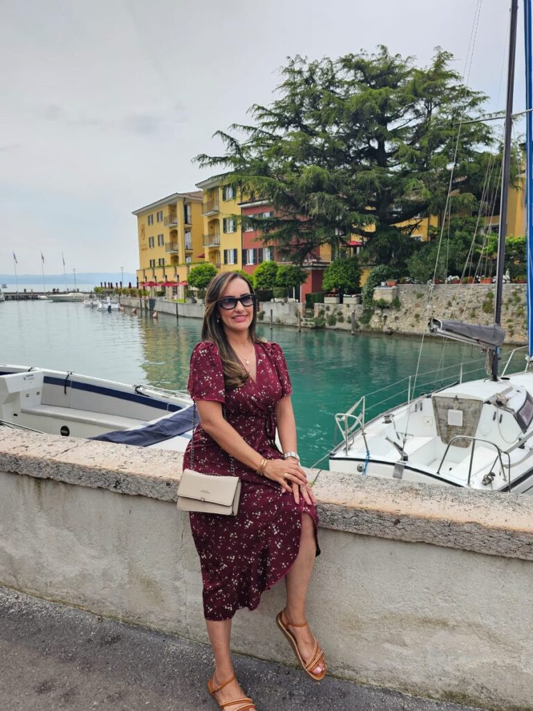 Cliente da Denise Xavier em viagem, look montado com a Mala Inteligente