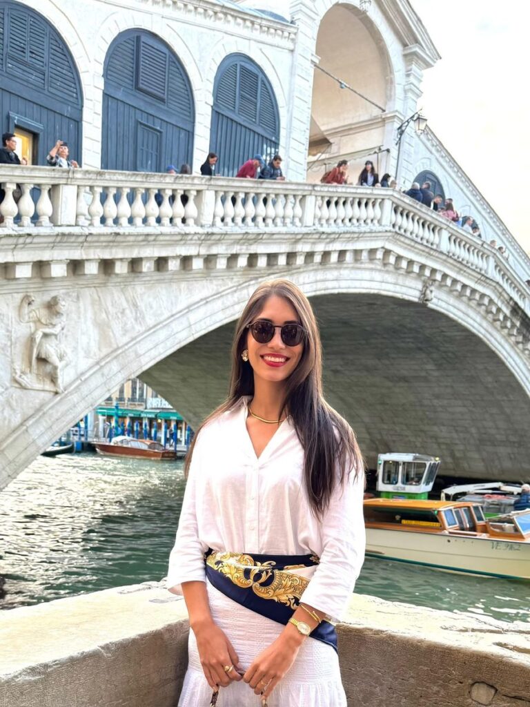 Cliente da Denise Xavier em viagem, look montado com a Mala Inteligente