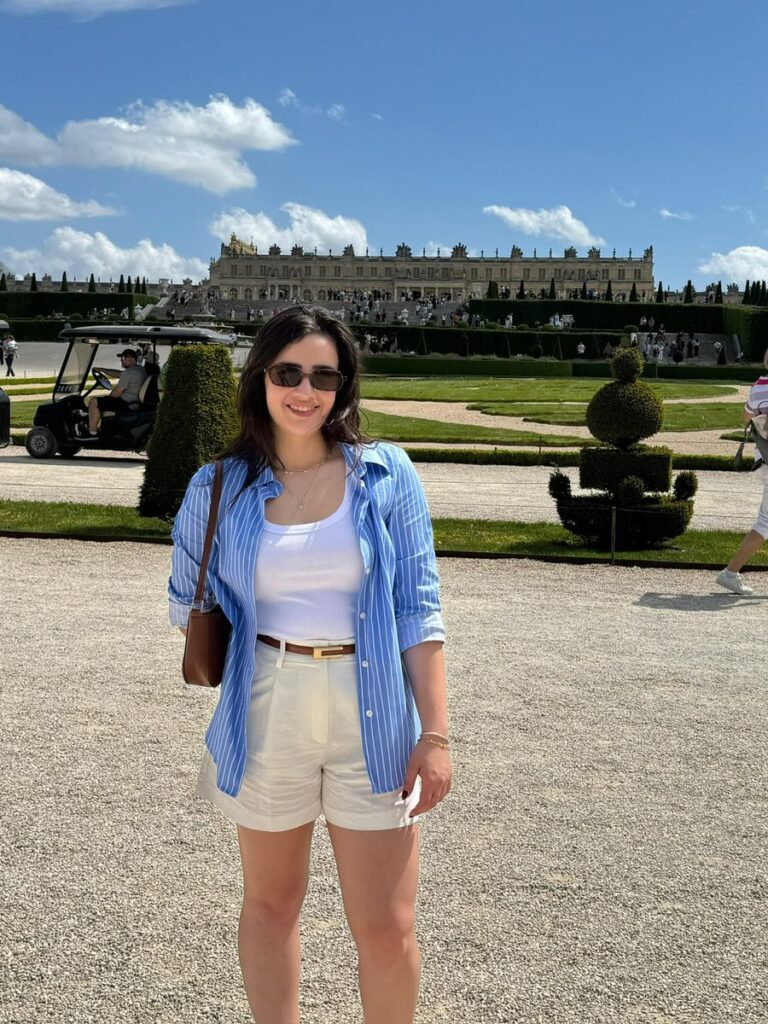 Cliente da Denise Xavier em viagem, look montado com a Mala Inteligente