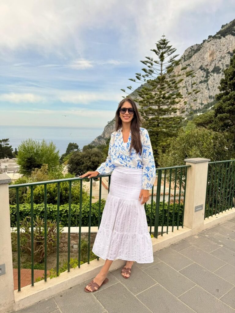 Cliente da Denise Xavier em viagem, look montado com a Mala Inteligente
