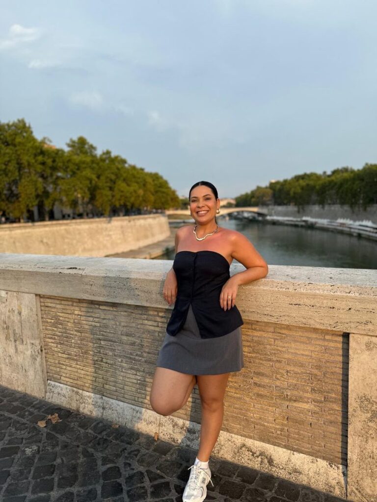 Cliente da Denise Xavier em viagem, look montado com a Mala Inteligente