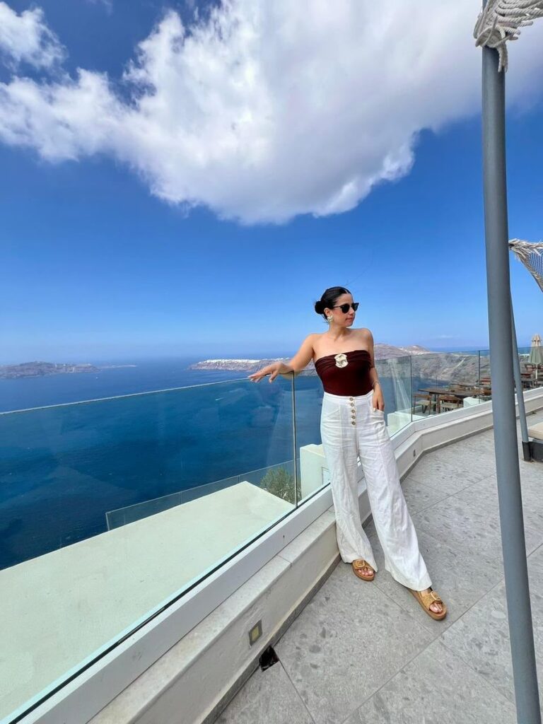 Cliente da Denise Xavier em viagem, look montado com a Mala Inteligente