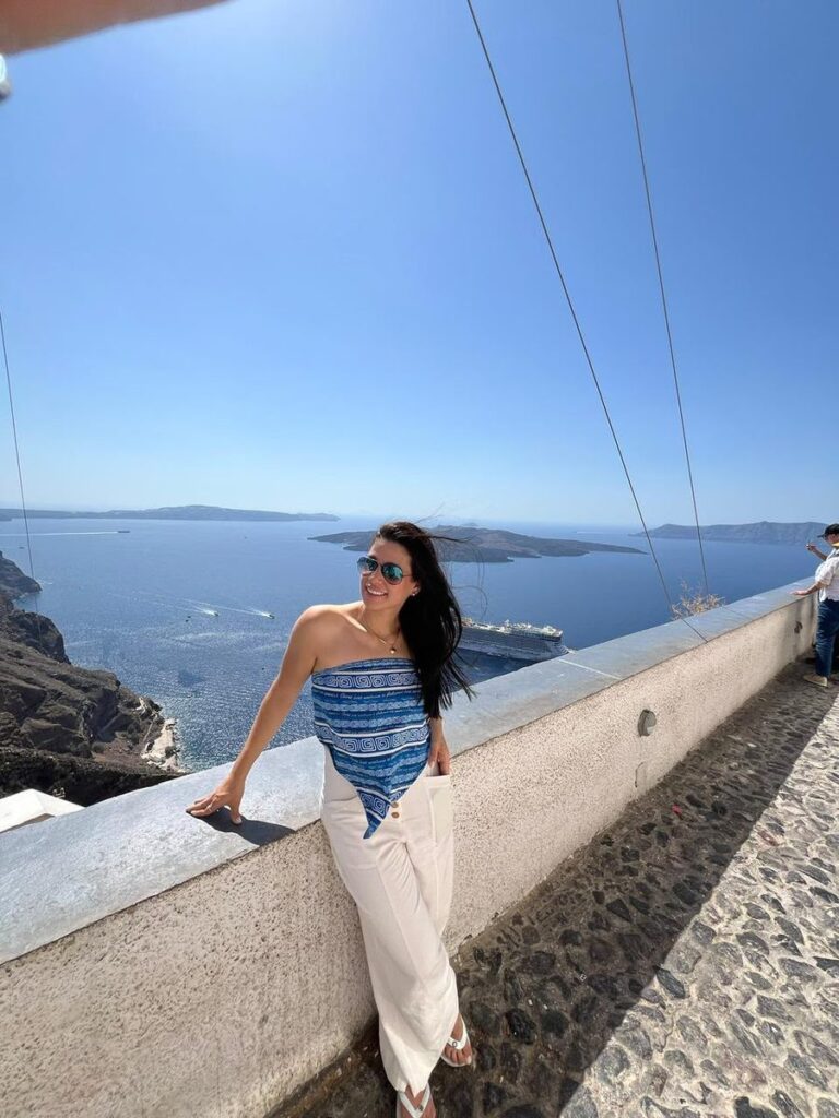Cliente da Denise Xavier em viagem, look montado com a Mala Inteligente