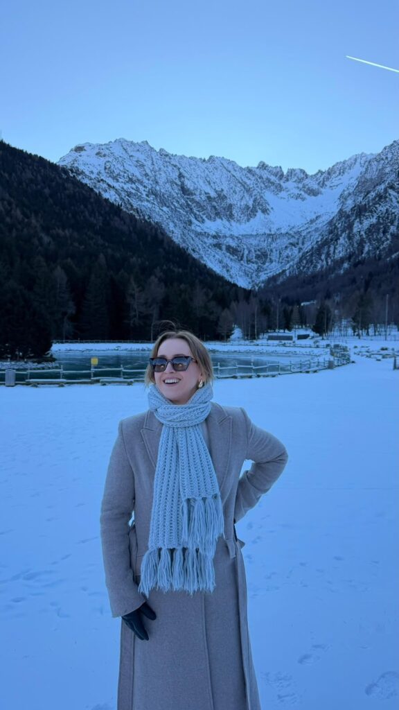 Cliente da Denise Xavier em viagem, look montado com a Mala Inteligente
