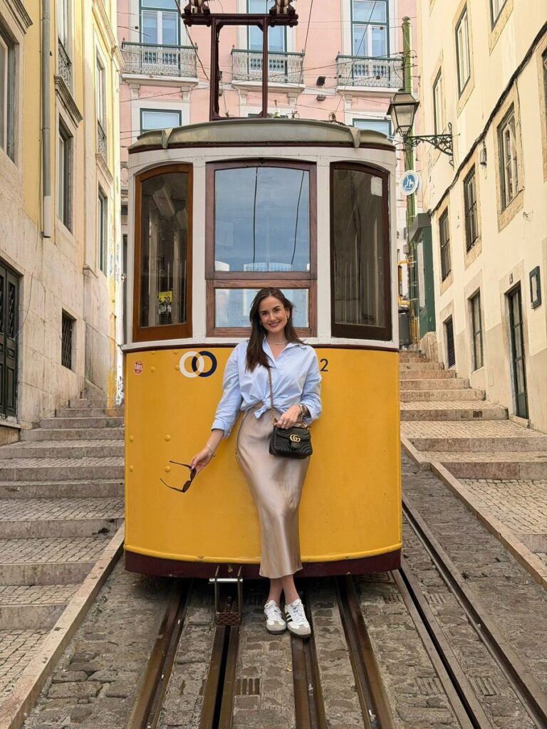 Cliente da Denise Xavier em viagem, look montado com a Mala Inteligente