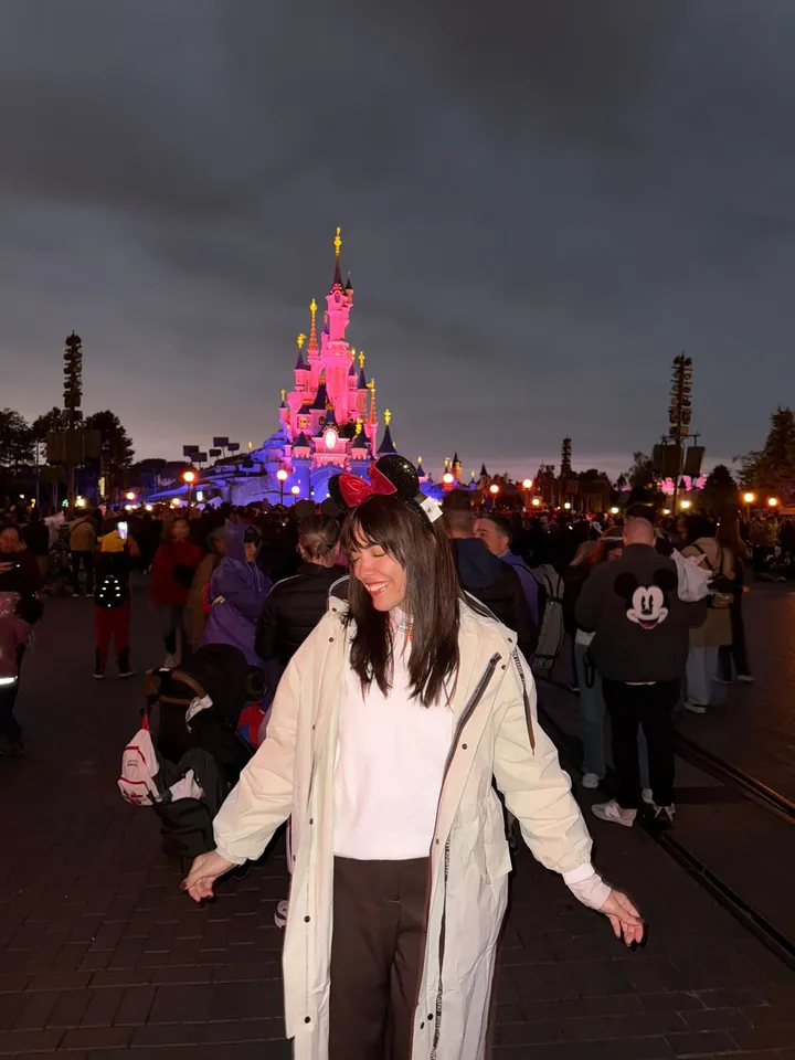 Denise usando a capa de chuva